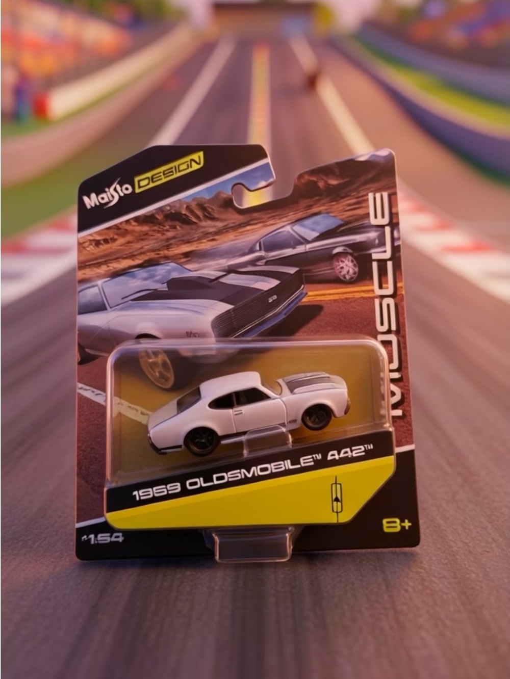 Maisto Design 1969 Oldsmobile 442 Toy Car - White
